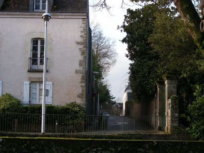 Vue générale prise du nord ; Portail d'entrée de la maison sur la rue de Rosmadec.