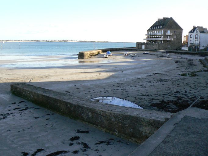 Cale du conserveur Pierre-François le Bras ; Vue générale du Petit Port, avec au premier plan la cale du conserveur Pierre Le Bras