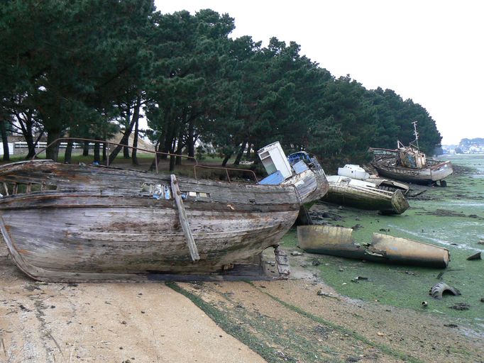 Vue générale du cimetière de bateaux de Kernevel ; Ciimetière de bateaux de Kernevel