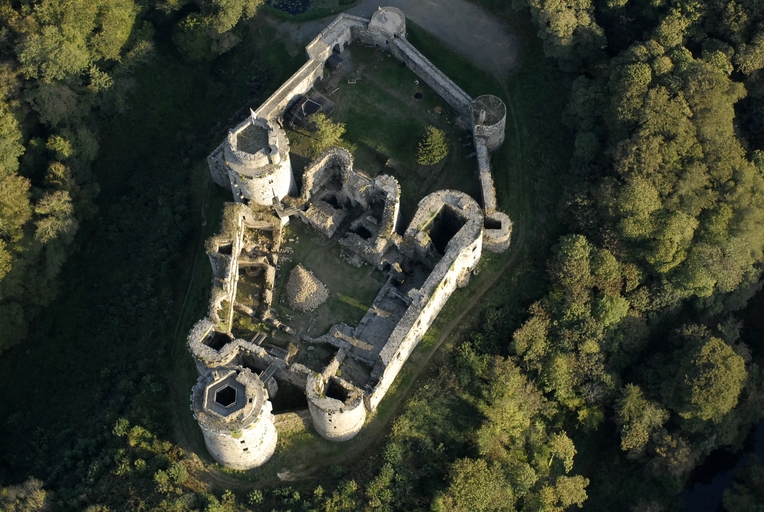 Tonquédec : vue aérienne oblique du château fort de Tonquédec ; Tonquédec, château fort : vue aérienne oblique