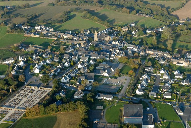 Ploubezre : le bourg, vue aérienne oblique depuis l'ouest-sud-ouest