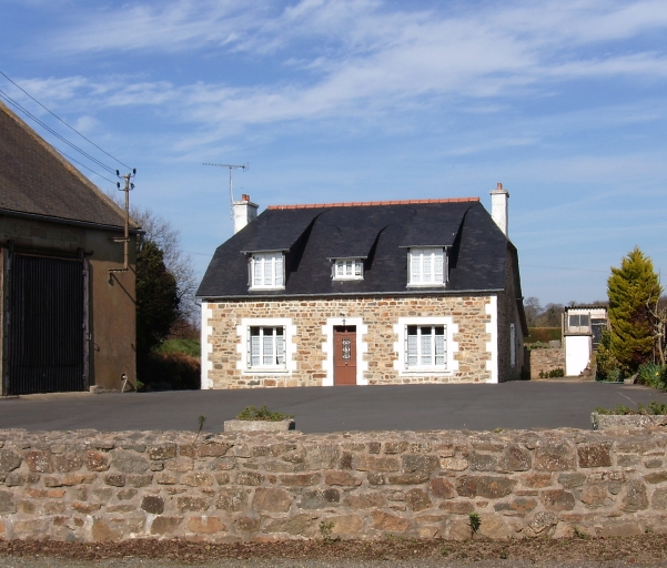 Vue générale ; Kerbors, le bourg. Maison à deux pièces au rez-de-chaussée (1er quart du 20ème siècle)