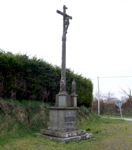 Vue générale ; Kerbors, le bourg. Croix monumentale du sculpteur Yves Hernot (1874) ; Kerbors, le bourg. Croix monumentale de type Hernot (1874)