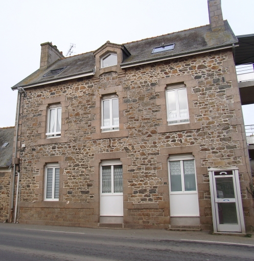 Vue générale ; Kerbors, le bourg. Ancienne école des garçons, puis école mixte, façade antérieure du logement des enseignants (1884)