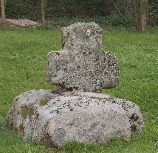 Vue générale ; Kerbors, Pen-Lann. Croix monolithe à branches courtes (Moyen Age)