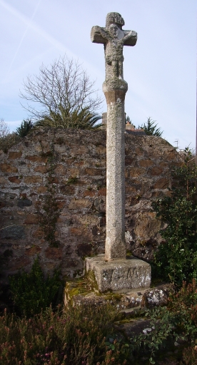 Vue générale ; Kerbors, Kerlijouan. Croix de chemin ou croix à fût monolithe sur socle et soubassement (1881)