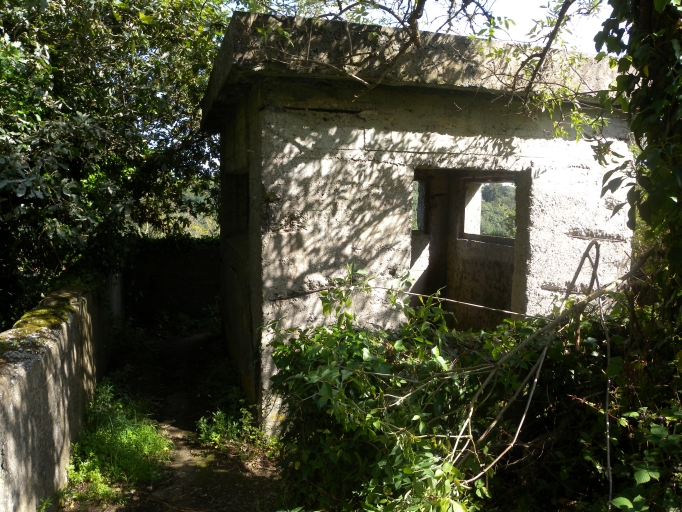 Vue du point d'observation de Bodic ; Vue de la façade Ouest du blockhaus, entouré d'un muret de cloture