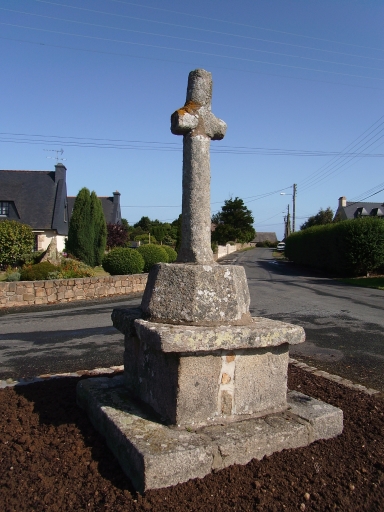 Vue générale ; Croix de chemin (18ème siècle ?)