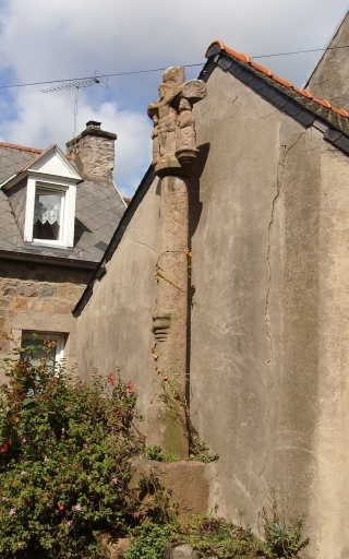 Vue générale ; Pleubian, le bourg. Croix monumentale (17ème siècle ?)