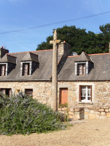 Croix de chemin (18ème siècle ?) ; Vue générale ; Pleubian, Saint-Antoine. Croix monumentale (18ème siècle ?)