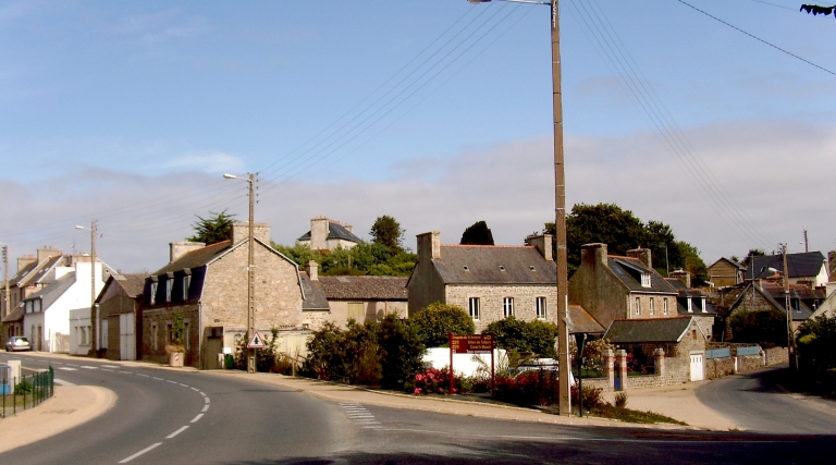 Vue d'ensemble de l'écart de Saint-Antoine : l'axe routier en direction de Larmor et la place principale