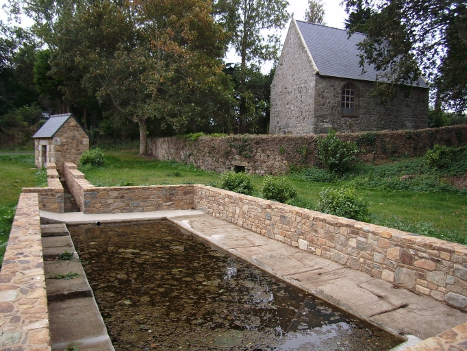 Vue générale de la chapelle, de la fontaine et du lavoir ; La chapelle Notre-Dame de Brestan (1652, 1769), le lavoir et la fontaine abusivement restaurés