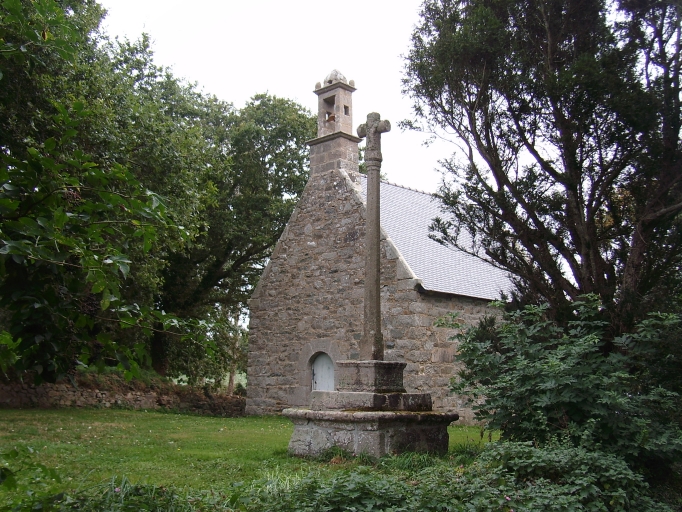 Vue générale ; Pleubian, Brestan. Chapelle Notre-Dame et croix monumentale (17ème et 18ème siècles)