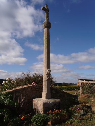 Vue générale ; Pleubian, Pellazo. Croix monumentale (fin du 17ème siècle ou début du 18ème siècle)