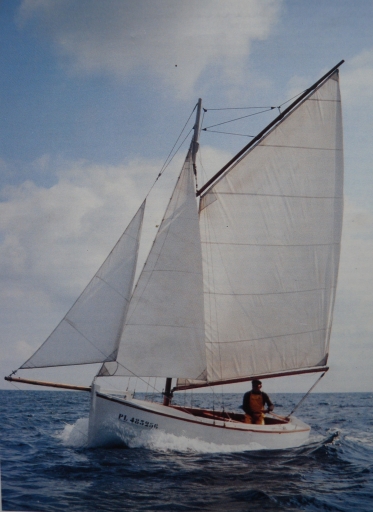 Vue du bateau 'Goéland' avec son patron Bernard Padel, vers 1985