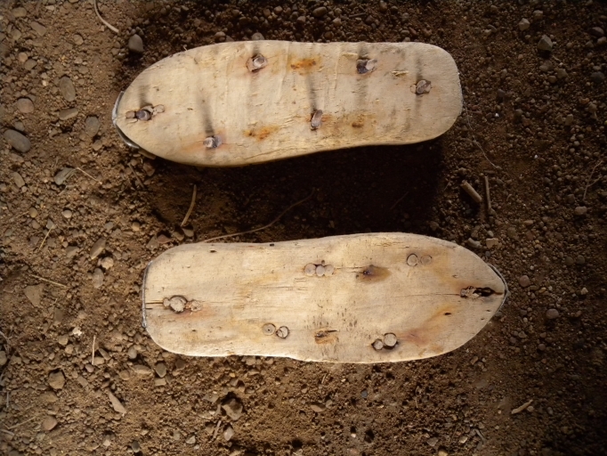 Vue d'une paire de sabots cloutés