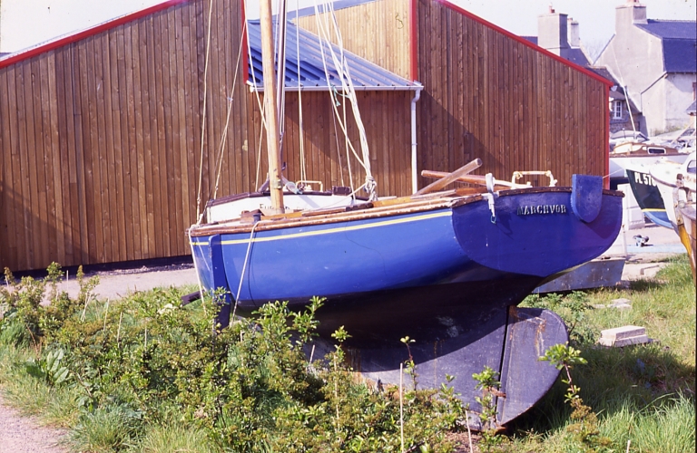 Vue générale du 'Marchvor' en hivernage, en 1992 (inventaire du patrimoine naval) ; Vue du 'Marchvor', coque proche du 'Cormoran', mais quillard (inventaire du patrimoine naval, 1992)
