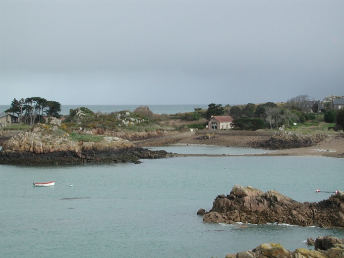 Vue de l'abri du canot de sauvetage dans son environnement, à l'entrée de l'anse de la Corderie ; Vue de la pêcherie de Beg ar Gored, sur la côte Nord-Ouest de la Corderie