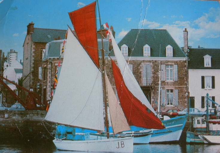Vue générale du canot 'JB', construction Kerbiguet, devant le Quai Morand, vers 1970 (carte postale, collection particulière)