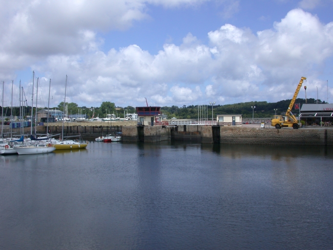 Vue de l'écluse principale du port de Paimpol depuis le bassin