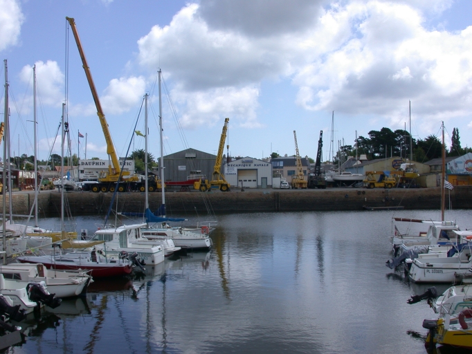 Vue des bassins devant le platier de Kernoa et sa zone artisanale maritime
