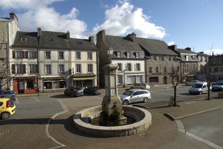 Place Aristide Briand : côté est et fontaine.  ; Partie est de la place et fontaine. Etat actuel