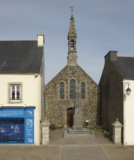 Chapelle-Neuve et monument aux morts, place Charles de Gaulle ; Vue de situation ; Vue générale ouest ; Bourg, Chapelle-Neuve : élévation ouest