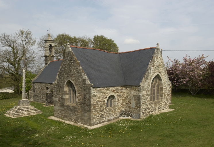 Elévation est et croix ; Lanridec, chapelle de la Trinité : élévation sud-est et croix