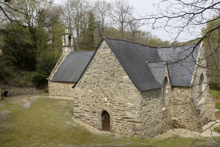 Vue générale sud-est et fontaine ; Rozalghen, chapelle Saint-Laurent : vue générale sud-est