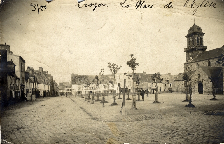 Vue partielle de l'église et de la place, fin 19e siècle (fonds Villard) ; Place de l'Eglise ou place du marché, vers 1900 (fonds Villard)