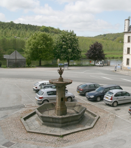Fontaine civile, place du Général de Gaulle (Port-Launay)