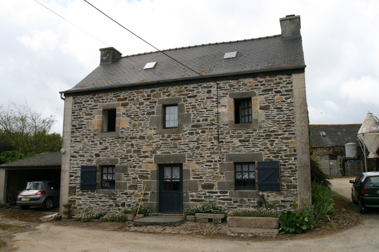 Lanziou. Ancienne ferme, 1827. Vue générale est ; Vue générale est ; 4. Ancien logis de ferme de type ternaire (sélectionné), 1827. Vue générale est. Section ZE parcelle 64