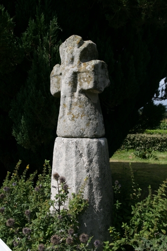 Ar Groas Ven. Croix de chemin, Age du Fer, Haut Moyen Age ; 1. Croix du Haut Moyen Age. Vue générale. Section C4 parcelle 736 ; Vue générale. Etat en 2009 ; Groas Ven. Croix de chemin, Age du Fer, Haut Moyen-Age. Vue générale. Section C4 parcelle 736 ; Ar Croas Ven. Croix de chemin, Age du Fer, Haut Moyen-Age. Vue générale