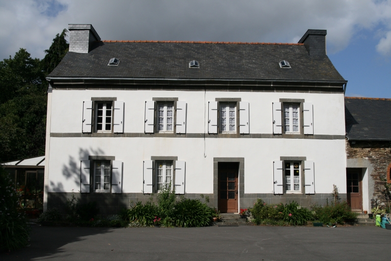 Pen ar Menez. Maison, fin 19e siècle. Vue générale sud ; Maison de type ternaire, fin 19e siècle. Vue générale sud. Section C3 parcelle 288