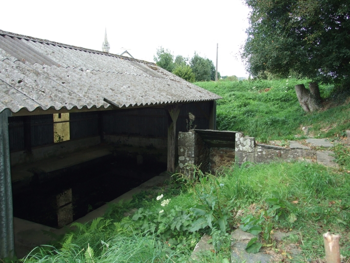 Vue générale sud-ouest ; Au village. Fontaine et lavoir. Vue générale sud-ouest