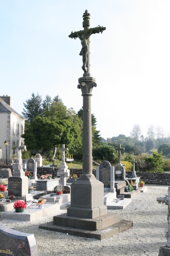 Vue générale ; Au bourg. Croix de cimetière, 1926. Vue générale