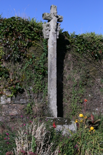 Calvaire du bourg, fin 15e siècle début 16e siècle. Vue générale ; Vue générale. Etat en 2009 ; Au bourg. Calvaire, fin 15e siècle début 16e siècle. Vue générale