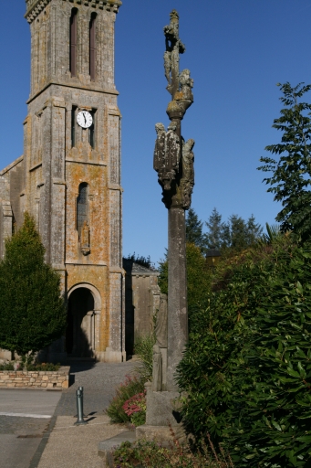 Vue générale ouest. Etat en 2009 ; Au bourg. Calvaire, 16e siècle, 17e siècle, 19e siècle. Vue générale