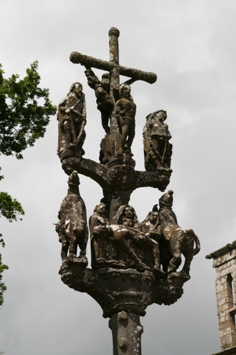 Calvaire de la chapelle Saint-Sébastien. Face est. Détail de la partie supérieure  ; Face est. Détail de la partie supérieure