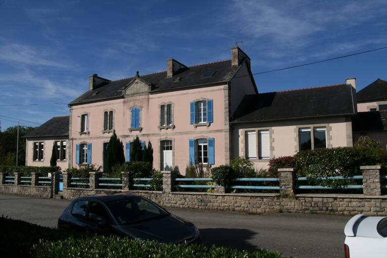Ancienne école de garçons, actuellement collège public mixte Louis Hémon, vue générale est ; Corps principal réservé aux logements des instituteurs et à l'administration, vue générale est