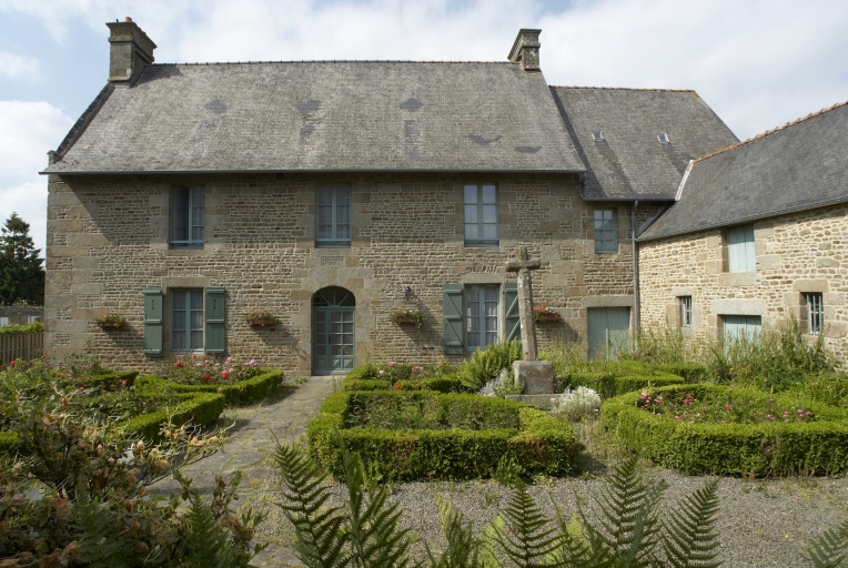 Vue générale de l'ancien presbytère ; Vue générale sud