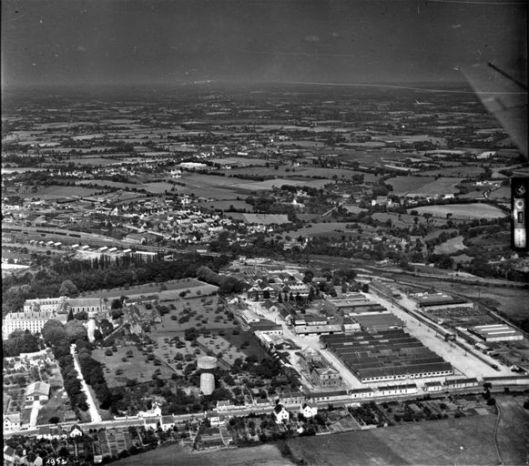 Vue aérienne partie nord ouest et est de la ville à partir de l'arsenal et du Grasdor, 1952. AM Vannes photographie Heurtier. ; Vue aérienne partie nord ouest et est de la ville à partir de l'arsenal et du Grasdor,1952. AM Vannes photographie Heurtier. ; Vue aérienne partie nord ouest et est de la ville à partir de l'arsenal et du Grasdor, 1952. AM Vannes photographie Heurtier. ; Vue aérienne partie nord ouest et est de la ville à partir de l'arsenal et du Grasdor,1952. AM Vannes photographie Heurtier.