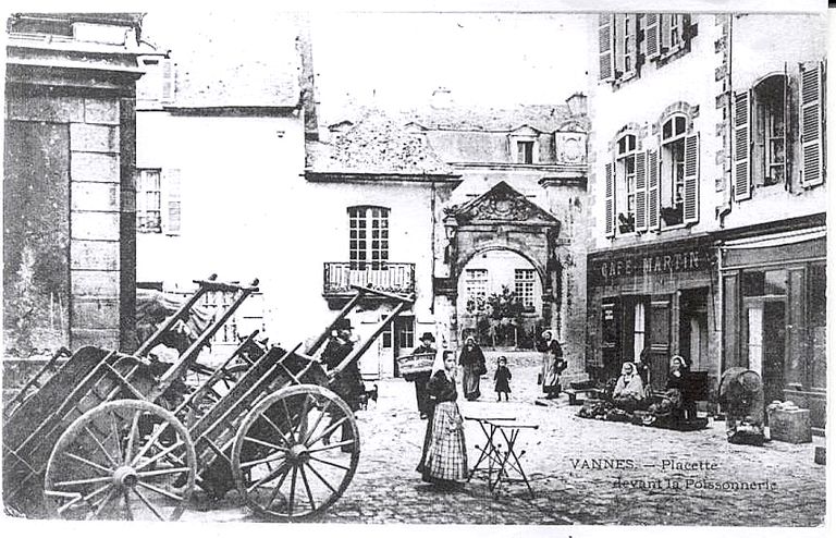 Place de la Poissonnerie avec vue sur l'entrée de l'hôtel de Bazvalan. Carte postale ancienne. Fonds privé. ; Place de la Poissonnerie avec vue sur l'entrée de l'hôtel de Bazvalan. Carte postale ancienne. Fonds privé. ; Place de la Poissonnerie avec vue sur l'entrée de l'hôtel de Bazvalan. Carte postale ancienne. Fonds privé. ; Place de la Poissonnerie avec vue sur l'entrée de l'hôtel de Bazvalan. Carte postale ancienne. Fonds privé.