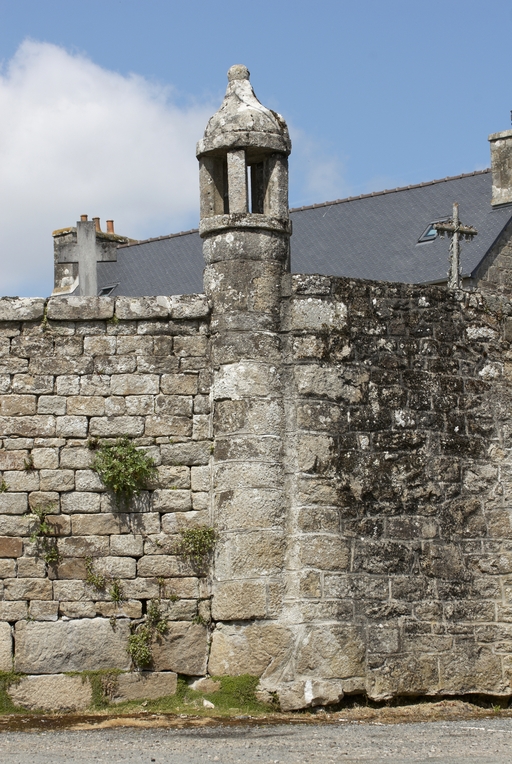 Loguivy-Plougras, Saint-Divy : lanterne des morts située dans l'enclos de la chapelle Saint-Ivy, vue est ; Loguivy-Plougras, Saint-Divy : lanterne des morts située dans l'enclos de la chapelle Saint-Ivy, vue est