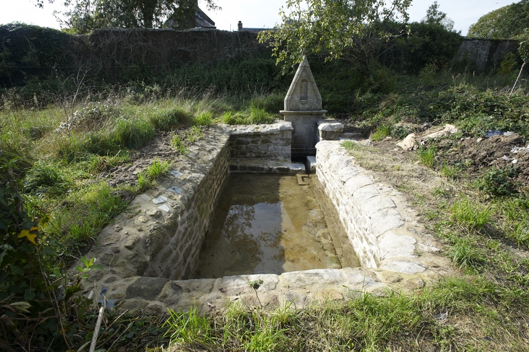 Loguivy-Plougras, Saint-Divy : fontaine de dévotion de Saint-Ivy