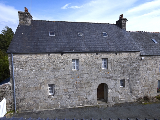 Loguivy-Plougras, Saint-Divy : ancien presbytère dit maison Lejeune, vue générale ouest ; Loguivy-Plougras, Saint-Divy : ancien presbytère dit maison Lejeune, vue générale ouest