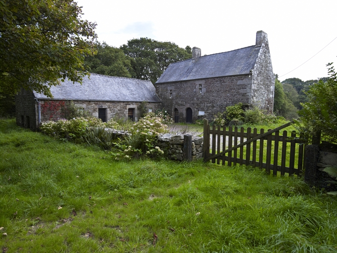 Loguivy-Plougras, Guerniou : édifice (métairie noble ou maison de marchand : ? ) datable de la fin du 16e siècle ou du début du 17e siècle, vue nord-ouest