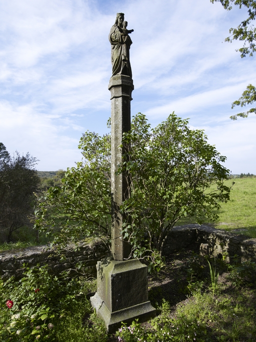 Loguivy-Plougras, Ty Quérou : colonne monumentale, vue de situation