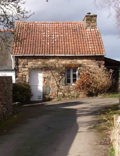 Paimpol, Landeby. Exemple d'habitat traditionnel : logis à pièce unique couvert de tuiles anglaises ; Vue générale