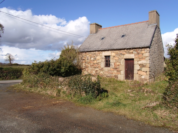 Paimpol, exemple d'habitat traditionnel au hameau de Kergoff, maison de plan massé datant probablement du milieu du 19ème siècle ; Vue générale ; Paimpol, Kergoff. Maison (vers le milieu du 19ème siècle)